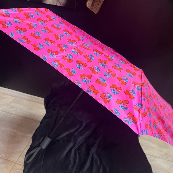 🍒🩷BETSEY JOHNSON Heart Cherries Automatic 42" Umbrella🩷🍒NWT - Picture 7 of 8